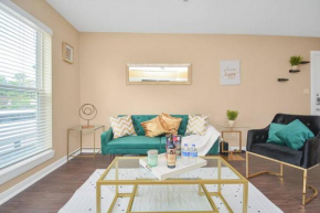 Luxury 2br 2b wi-fi ,parking & resort style pool